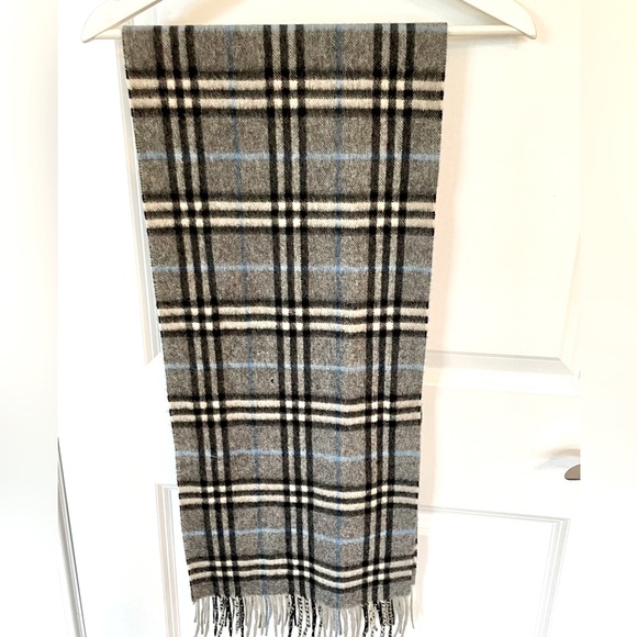 ✨Host pick✨AUTHENTIC Burberry Cashmere scarf. Excellent condition. - Picture 1 of 8